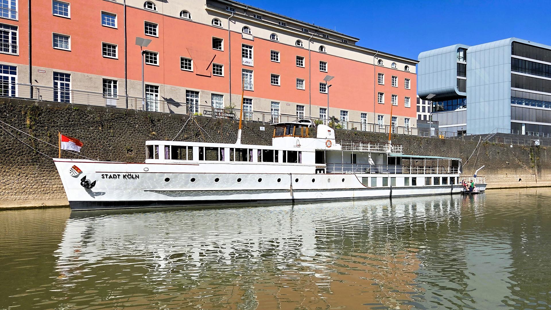  Bei strahlendem Sonnenschein fand gestern der nächste Einsatztag 'Klar Schiff' an Bord des Ratsschiffes im Rheinauhafen statt.